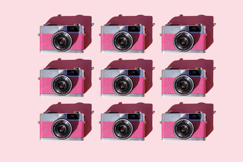 Muster aus Reihen von alten analogen Kameras - GEMF03774