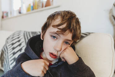 Porträt eines traurigen Jungen, der an einer Erkältung oder Grippe leidet - CAVF83241