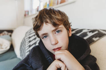 Porträt eines traurigen Jungen mit Erkältung oder Grippe - CAVF83242