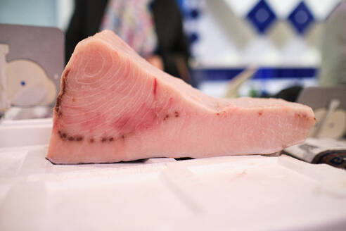 Nahaufnahme eines Fisches, der roher Schwertfisch genannt wird und in Stücke geschnitten ist - CAVF83266