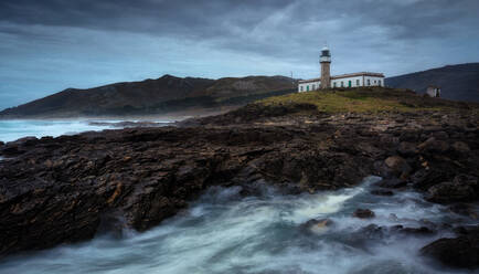 Leuchtturm von Lariño bei winterlichem Sonnenuntergang, Carnota, Galicien, Spanien. - CAVF83317