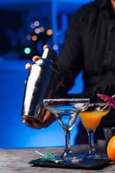 Kellner in einer Bar bereitet einen Cocktail zu - CAVF83335