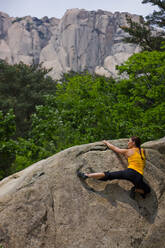 Kletterin beim Bouldern im Seroksan-Nationalpark in Südkorea - CAVF83379