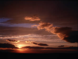 Ruhiger Abendhimmel in Island - CAVF83381