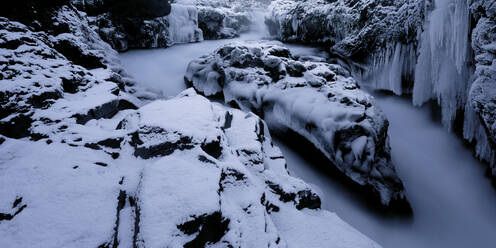 Barnafossar im Winter im Westen Islands - CAVF83395