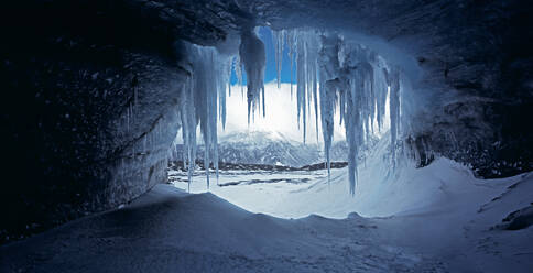 Eingang zu einer Eishöhle auf dem Langjökull-Gletscher in Island - CAVF83406