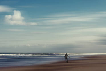 Frankreich, Nouvelle-Aquitaine, Contis, Wolken über einem vermummten Mann am Strand von Contis Plage - DWIF01096