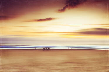 Frankreich, Nouvelle-Aquitaine, Contis, Contis Plage Strand bei stimmungsvollem Sonnenuntergang - DWIF01102