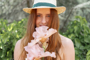 Portrait of redheaded woman with rosy flower - AFVF06374
