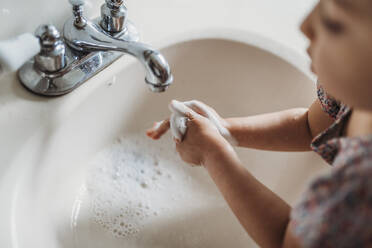 Junges Mädchen beim Händewaschen im Waschbecken mit Seife - CAVF83492