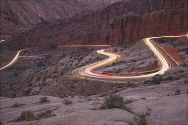 Autospuren auf den Straßen im Arches National Park - CAVF83557