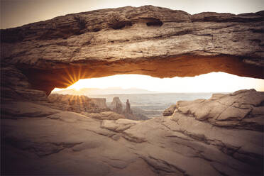 Mesa Arch Sonnenuntergang in Utah - CAVF83559