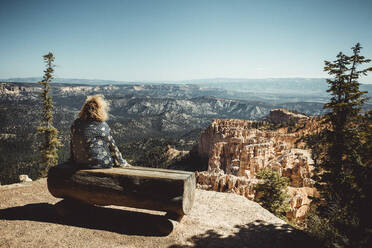 Frau beobachten Bryce Canyon Bogen aus Paria Blick - CAVF83572