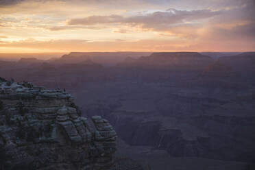 Menschen beobachten den Sonnenuntergang im Grand Canyon - CAVF83587