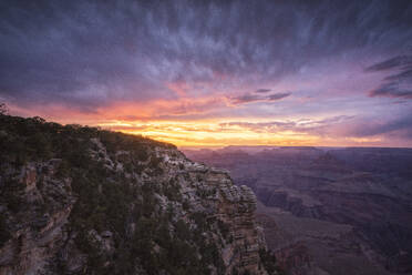 Schöner Sonnenuntergang über dem Grand Canyon am Mather Point - CAVF83591