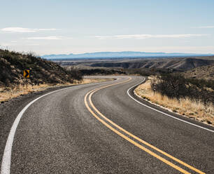 Eine verlassene Straße windet sich durch die Wüste bei Arrey, New Mexico - CAVF83601
