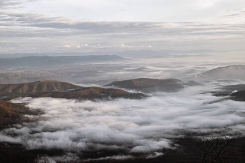 Morgennebel legt sich über die Täler der Blue Ridge Mountains, Virginia. - CAVF83603