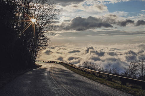 Blue Ridge Parkway windet sich über den Wolken, Roanoke, Virgina - CAVF83605