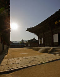 Foto von Innenhof und Gebäuden des Königspalastes Gyeongbokgung - CAVF83635