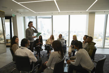 Geschäftsleute treffen sich im Kreis in einem Konferenzraum - CAIF27532