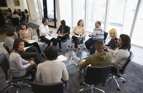 Geschäftsleute sprechen im Kreis in Konferenzraum Sitzung - CAIF27545