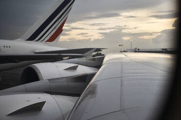 South Africa, Johannesburg, Wing and engine of airplane on tarmac - VEGF02342