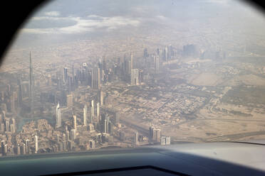 VAE, Dubai, Stadt vom Flugzeugfenster aus gesehen - VEGF02344