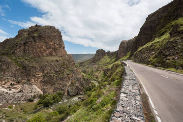 Georgien, Samtskhe-Javakheti, Autobahn mit Blick auf das Höhlenkloster Vardzia - WVF01663