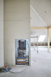 Kabeltrommel und Kabelkanal für Fußbodenheizung auf der Baustelle - MJFKF00222