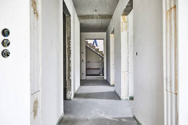Leerer Korridor auf der Baustelle - MJFKF00242