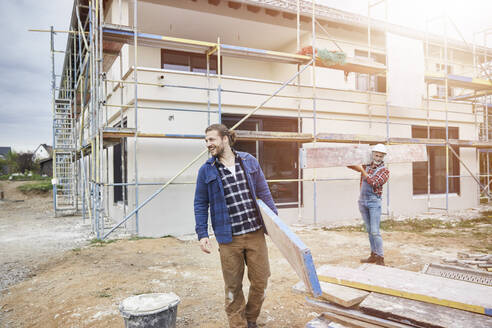 Bauarbeiter bei der Arbeit auf der Baustelle - MJFKF00308