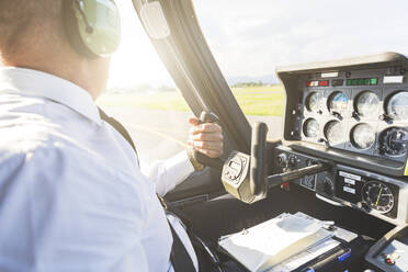 Pilot fliegt in einem Sportflugzeug, mit Steuerrad - WPEF02935