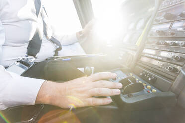 Pilot fliegt in einem Sportflugzeug, mit Steuerrad - WPEF02936