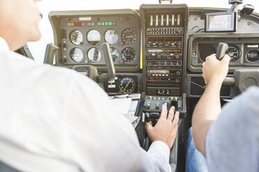 Pilot fliegt im Sportflugzeug, VFR-Karte auf dem Schoß - WPEF02941