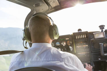 Pilot fliegt im Sportflugzeug, VFR-Karte auf dem Schoß - WPEF02946