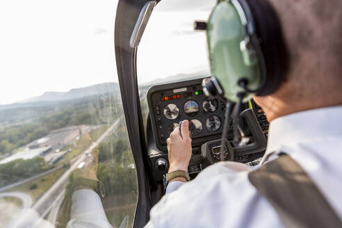 Pilot fliegt im Sportflugzeug, VFR-Karte auf dem Schoß - WPEF02947