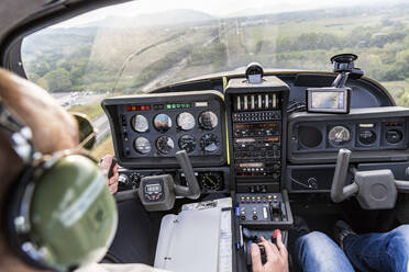 Pilot und Kopilot navigieren ein Sportflugzeug, Rückansicht - WPEF02948