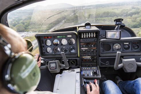 Pilot und Kopilot navigieren ein Sportflugzeug, Rückansicht - WPEF02948