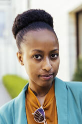 Portrait of young businesswoman - MFF05777