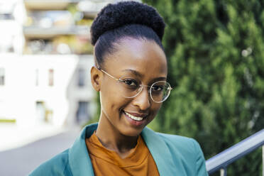 Portrait of smiling young businesswoman wearing glasses - MFF05783