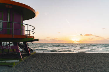 Rettungsschwimmerhütte am Strand von Miami gegen den Himmel bei Sonnenaufgang, Florida, USA - GEMF03787