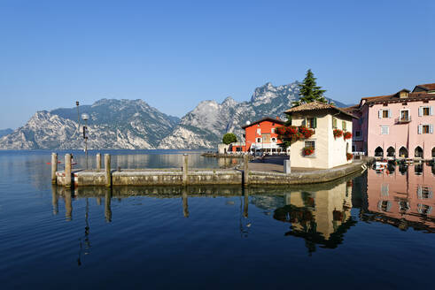 Italien, Trentino, Torbole, Gardasee, Pier und Häuser am Seeufer - UMF00926