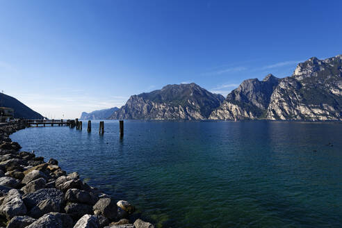 Italien, Trentino, Torbole, Gardasee umgeben von Bergen - UMF00932