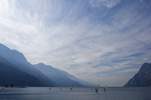 Italien, Trentino, Torbole, Windsurfer auf dem von Bergen umgebenen Gardasee - UMF00942
