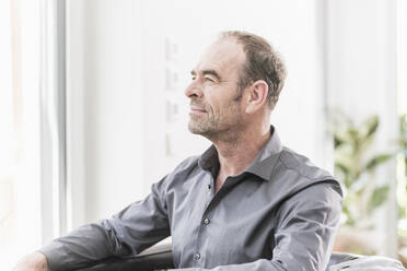 Portrait of pensive mature man looking at distance - UUF20400