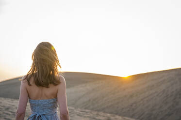 Frau bei Sonnenuntergang in den Dünen, Gran Canaria, Spanien - DIGF12551