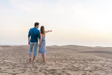 Pärchen bei Sonnenuntergang in den Dünen, Gran Canaria, Spanien - DIGF12554