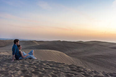 Pärchen bei Sonnenuntergang in den Dünen, Gran Canaria, Spanien - DIGF12557