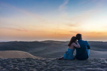 Pärchen bei Sonnenuntergang in den Dünen, Gran Canaria, Spanien - DIGF12558