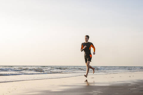 Mann läuft am Meer, Gran Canaria, Spanien, lizenzfreies Stockfoto